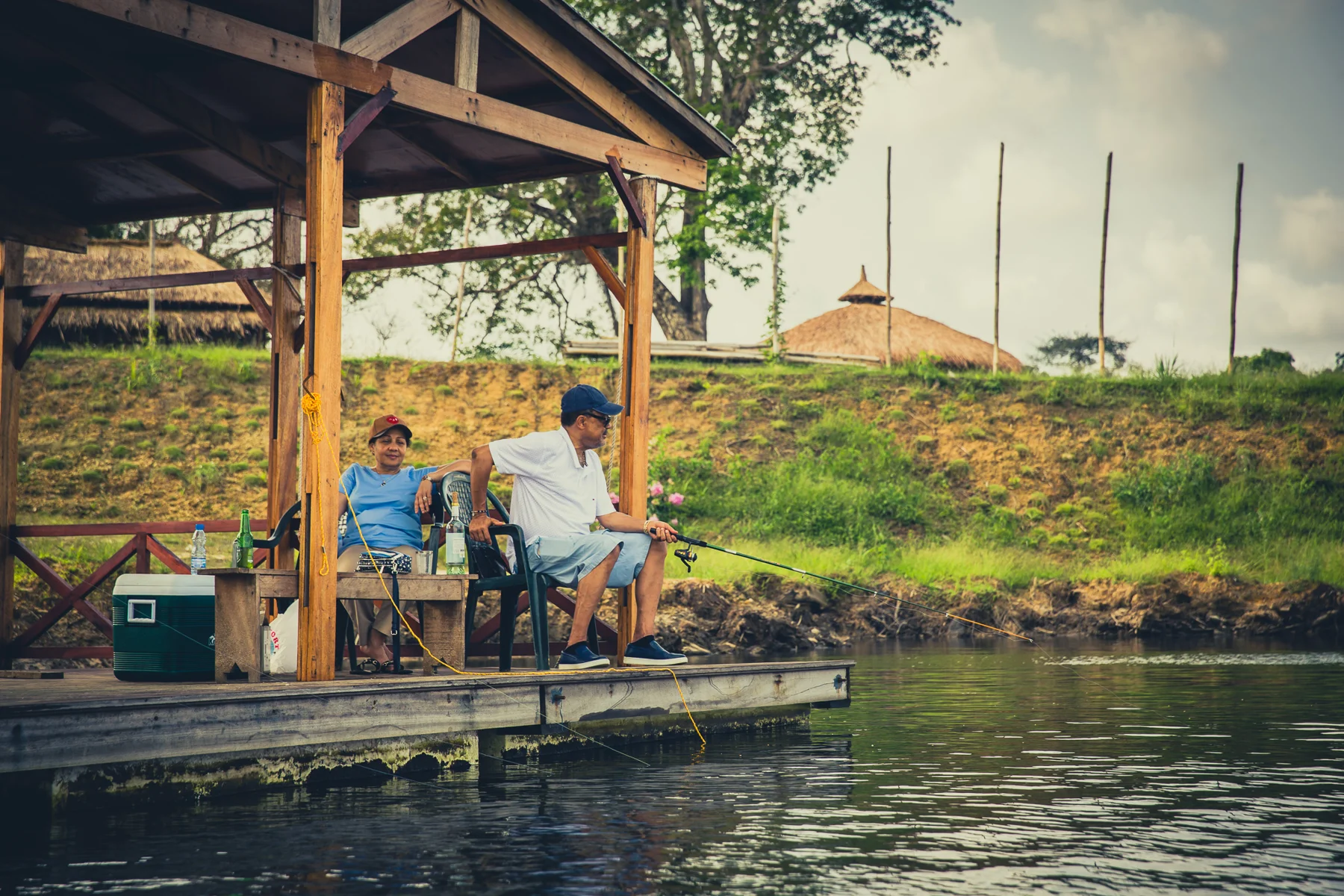 Le ponton de Ndossi Village au bord de la rivière