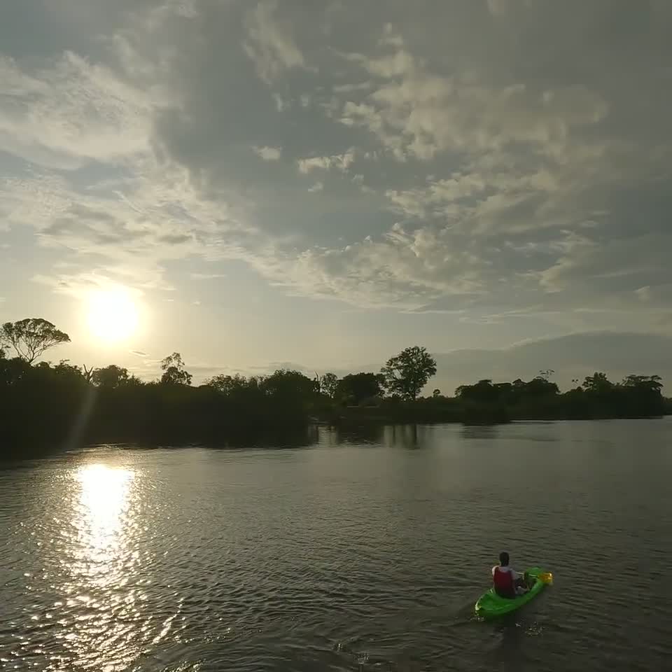 La rivière Tsini bordée de forêt à Ndossi