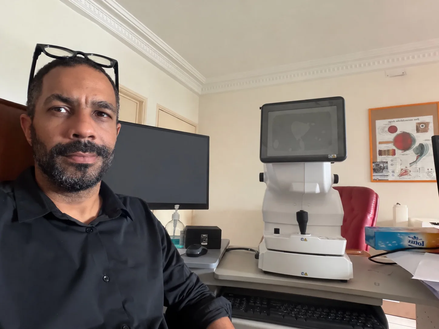 Dr Yoan Mboussou aux côtés de son OCT Topcon Triton 2 à Medivision